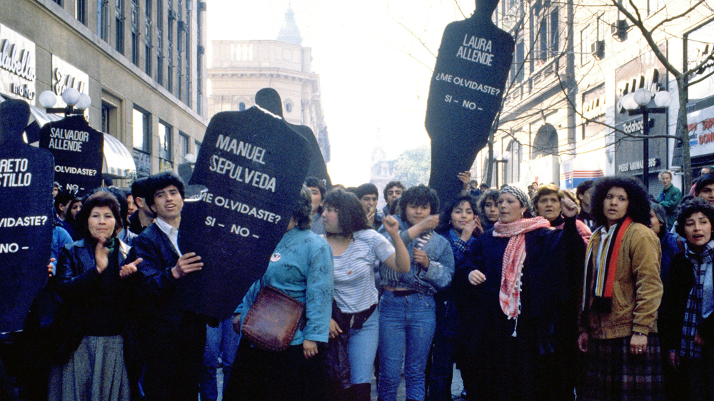 Human rights activist recall victims of dictatorship, Santiago, 1988 [Marcelo Montecino]