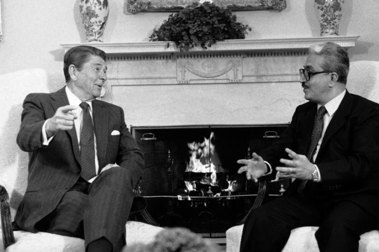 US President Ronald Reagan talking with Tariq Aziz (1984) [AP]