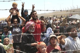 Syrian refugees mass at the Turkish border while they flee intense fighting in northern Syria [AP]
