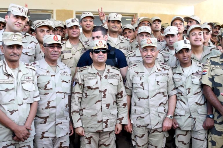 Egyptian President Sisi poses for a photograph with members of the Egyptian armed forces, after travelling to the troubled northern part of the Sinai peninsula to inspect troops