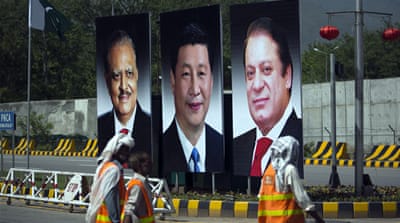 Chinese President Xi Jinping (C) with Pakistan's President Mamnoon Hussain (L) and Prime Minister Nawaz Sharif on display in Islamabad [AP]