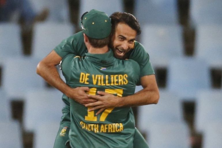 South Africa''s Tahir is congratulated by de Villiers after Tahir after bowling out New Zealand''s Williamson during their first ODI cricket match in Centurion