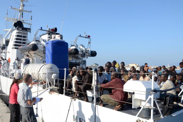 Italian Coast Guard brings 250 rescued refugees, four bodies