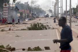 Members of the presidential guard dismantle roadblocks set up by anti-coup protesters in Ouagadougou