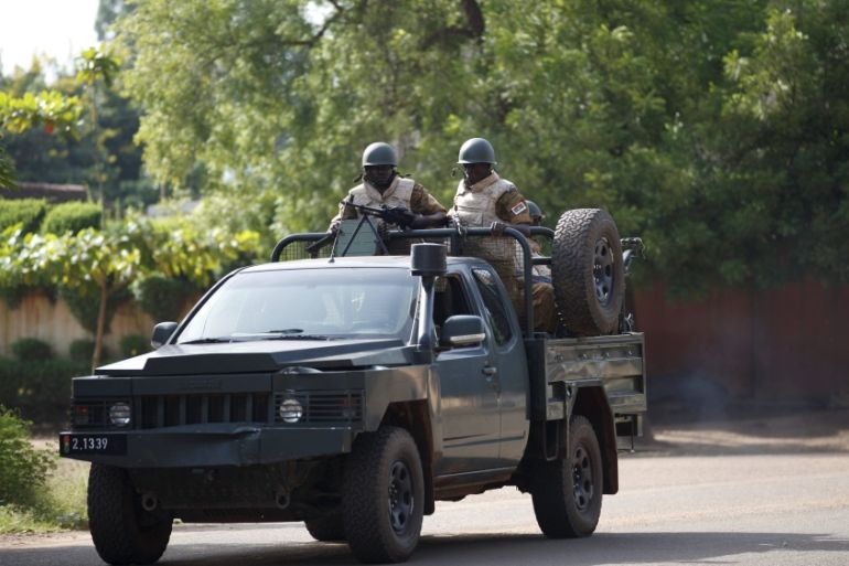 Burkina Faso''s loyalist soldiers stand guard outside the foreign affairs ministry in Ouagadougou