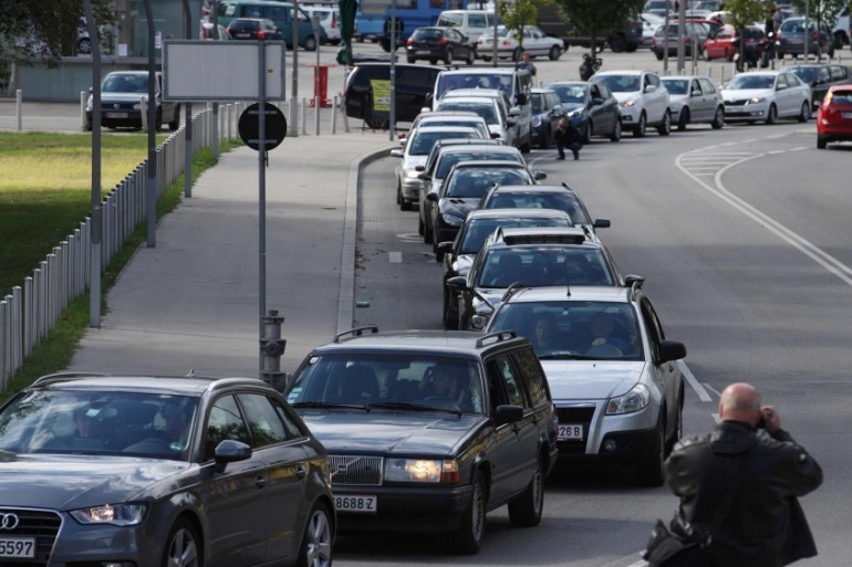 Convoy of cars leaves for Hungary from Vienna