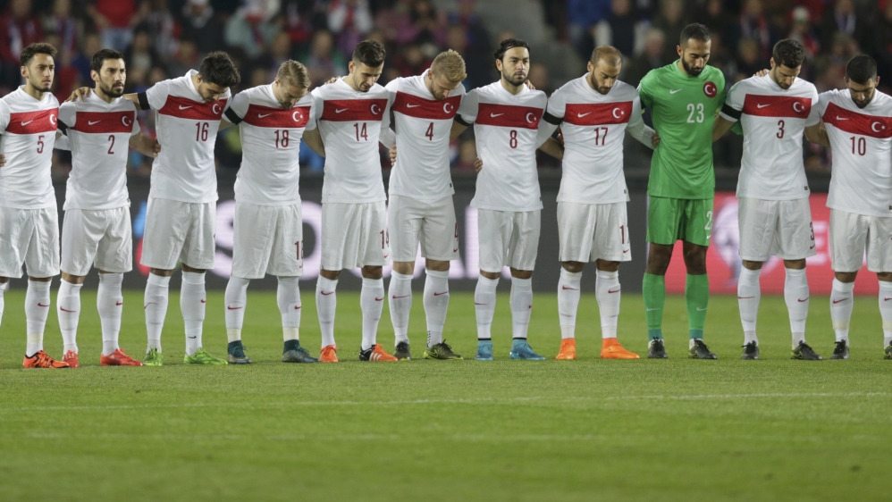 Turkish players observe a minute of silence for the victims of Ankara bombing prior to their Euro 2016 group-A qualification football match against Czech Republic in Prague [Reuters]