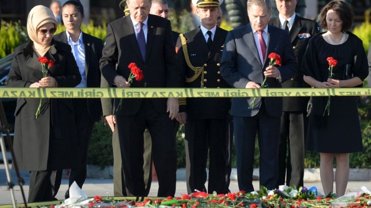 Turkish President Erdogan and his Finnish counterpart Niinisto hold carnations during a commemoration for the victims of Saturday''s bombings in Ankara