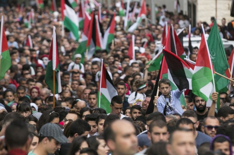 Israeli Arabs take part in a pro-Palestinian rally in the northern Israeli town of Sakhnin [REUTERS]