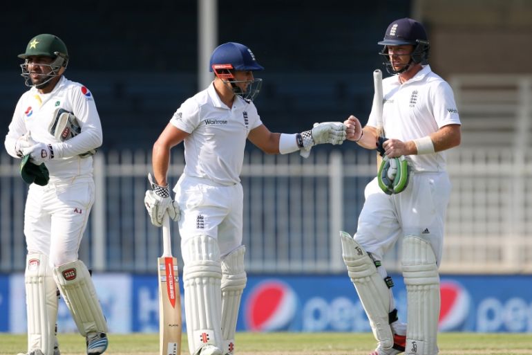 England''s James Taylor punches gloves with Ian Bell as they walk off unbeaten at tea