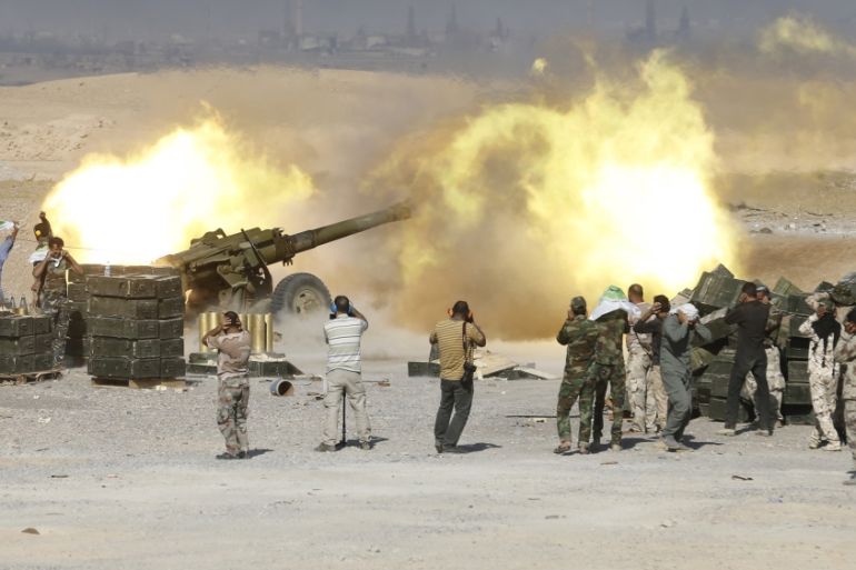 Shi''ite fighters launch artillery toward Islamic State militants in al-Fatha, northeast of Baiji