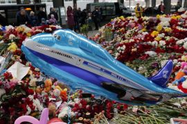 People lay flowers and candles in memory of the victims of the Russian MetroJet Airbus accident in Sinai, in Pulkovo airport in St. Petersburg, Russia [EPA]
