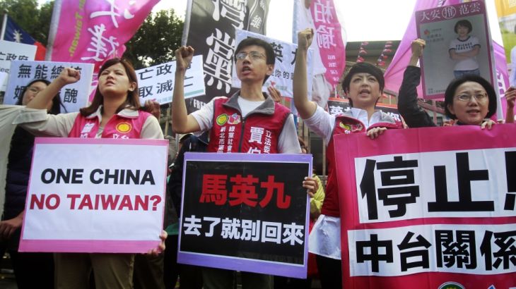 Opposition protesters shout slogans with placards opposing the planned meeting of Taiwan''s President Ma Ying-jeou with his China counterpart Xi Jinping