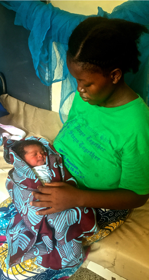 Baby Sarah with her mother [Jo Lehmann/WaterAid]