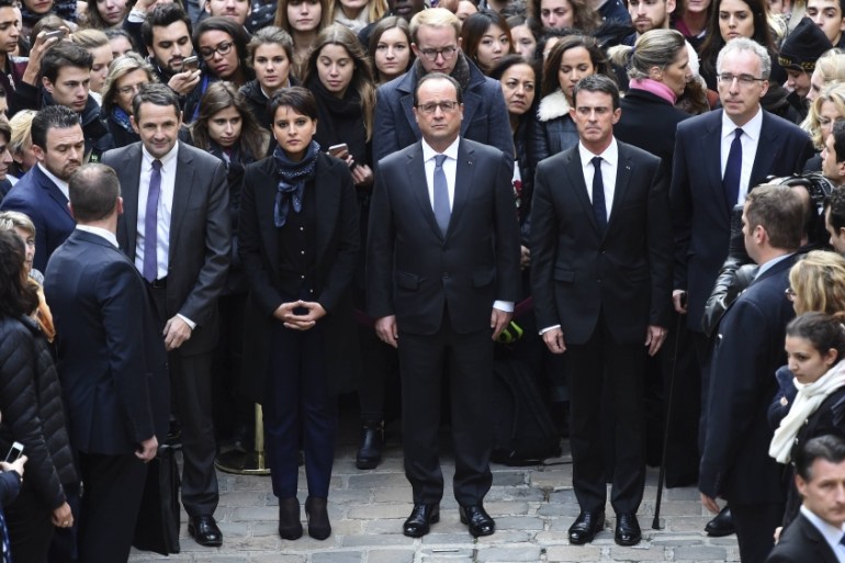 French President Francois Hollande observes a minute of silence at the Sorbonne University in Paris to pay tribute to victims of Friday''s Paris attacks