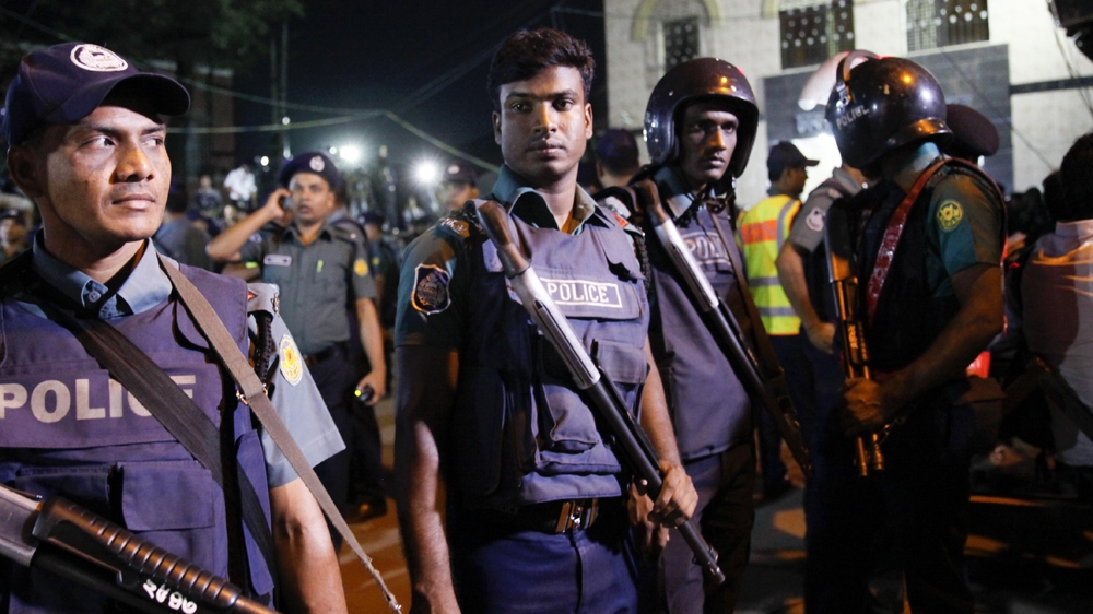Bangladeshi police stand guard in front of Dhaka's central jail [Mahmud Hossain Opu/Al Jazeera]