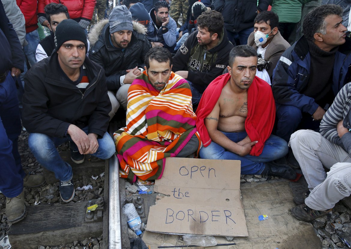 Refugees sew lips in Greece-Macedonia border protest