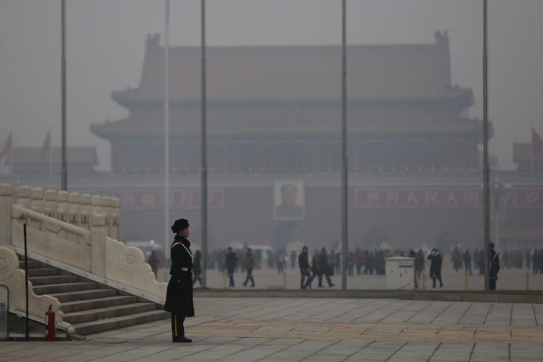 Beijing issues smog red alert