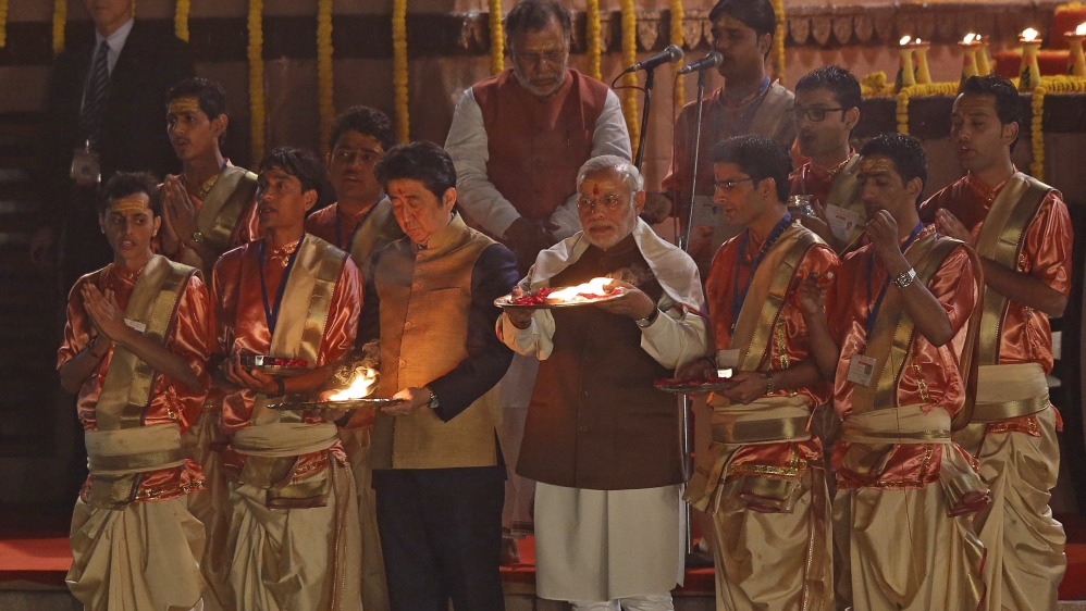 Japan's Prime Minister Shinzo Abe and India's Narendra Modi perform a religious ritual on the banks of the river Ganges in Varanasi [Danish Siddiqui/Reuters]