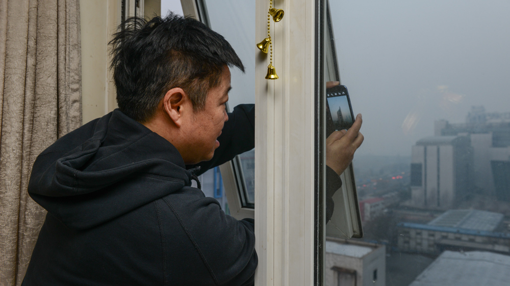 Zou Yi's photos of pollution in Beijing have stunned many on the internet  [Aaron Berkovich/Al Jazeera] 