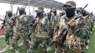 Shia volunteers from Hashd al-Shaabi have joined the Iraqi army to fight against ISIL [Reuters]