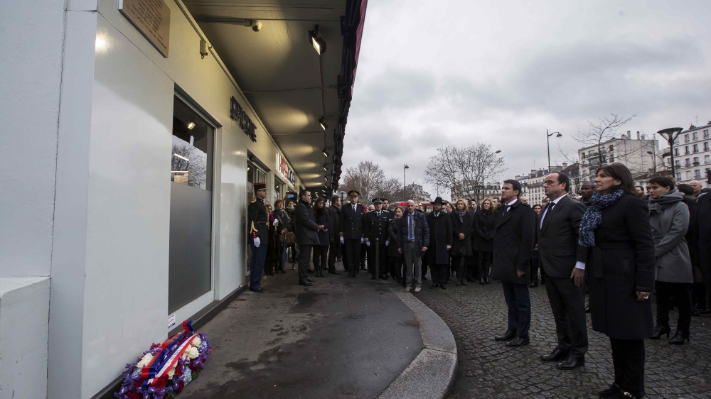 President Hollande, centre, Prime Minister Manuel Valls, left, and Anne Hidalgo, Paris mayor, at the unveiling of a plaque at the kosher supermarket attacked last year[Ian Langsdon/Pool/Reuters]