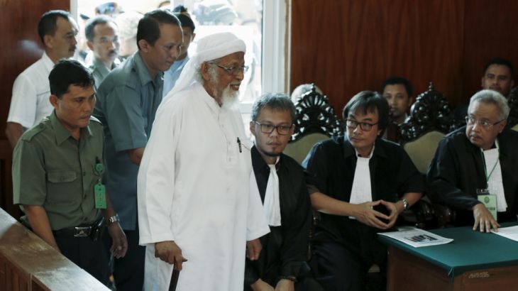 Indonesian radical Muslim cleric Abu Bakar Bashir enters a courtroom for the first day of an appeal hearing in Cilacap, Central Java province