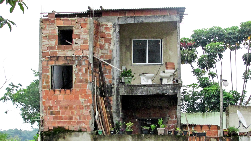 A partially demolished house in Vila Autodromo [Maya Thomas-Davis/Al Jazeera]
