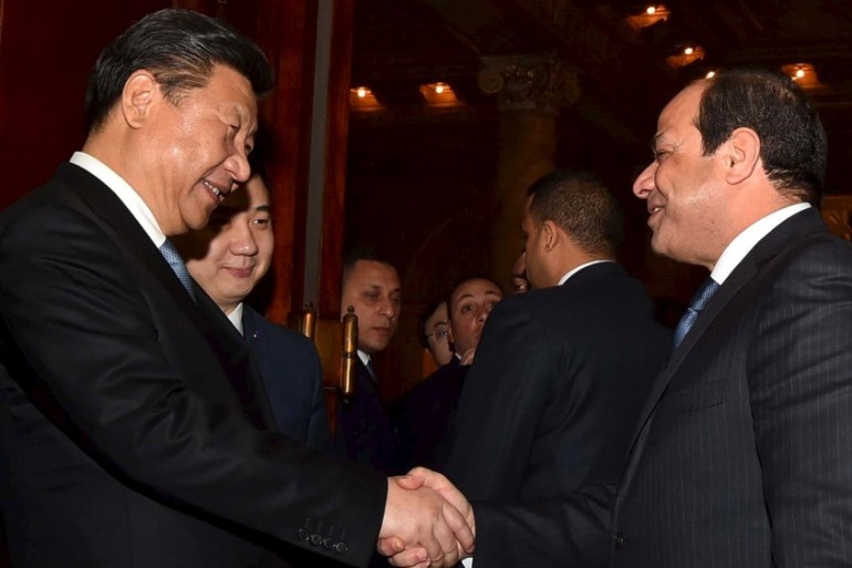 Egyptian President Abdel Fattah al-Sisi greets Chinese President Xi Jinping in Abdeen palace during the Chinese president''s first day of his visit, in Cairo, Egypt [REUTERS]