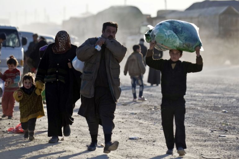 Syrians walk towards the Turkish border