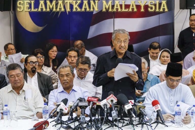 Former Malaysian Prime Minister signs anti-Najib declaration