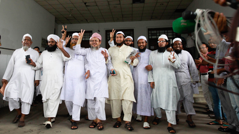 Leaders of the Qawmi madrasa-based organisation Hifazat-e Islam show victory sign after the high court ruling on the state religion of Bangladesh [Mahmud Hossain Opu/Al Jazeera]