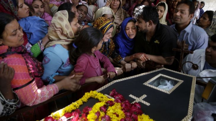 Pakistani Christian women mourn the death of Sharmoon