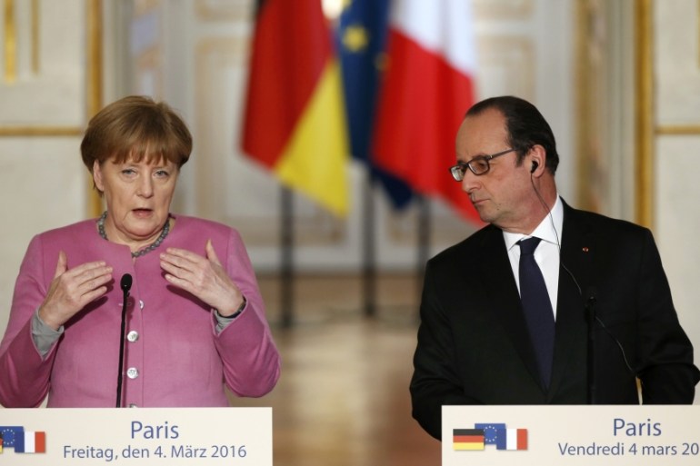 French President Francois Hollande and German Chancellor Angela Merkel attend a joint news conference after a meeting to discuss EU summit with Turkey on migrants at the Elysee Palace in Paris