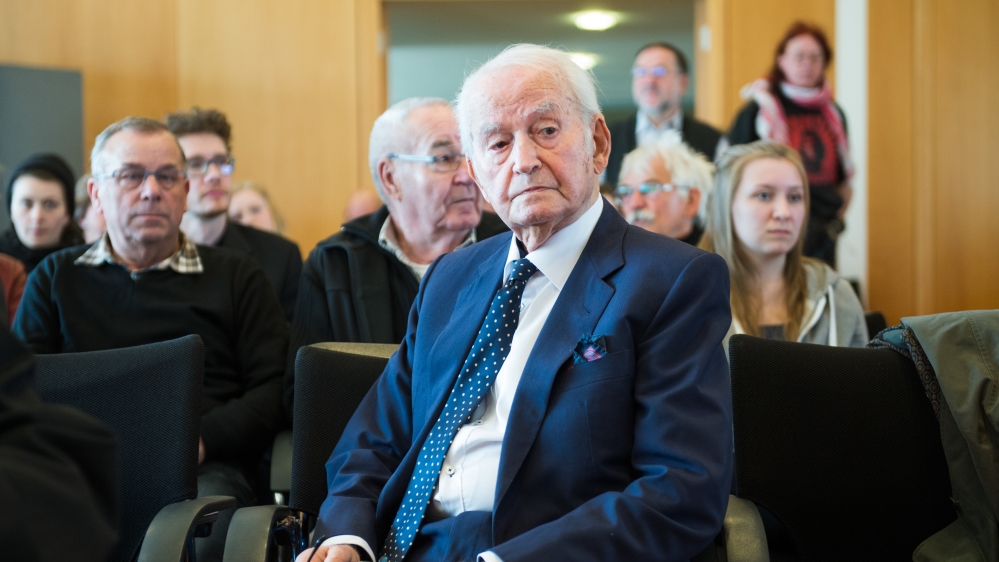 Auschwitz survivor Leon Schwarzbaum attends the trial of 94-year-old former SS sergeant Reinhold Hanning in Detmold [AP]