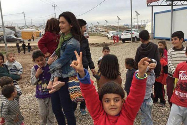 Hivron Turanli, founder of Paint Away the Trauma, with IDP children in Iraqi Kurdistan [Al Jazeera]