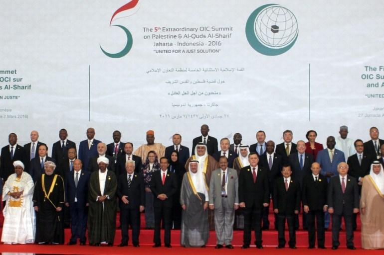 Leaders and Foreign Ministers pose for group a photo session at the 5th Extraordinary Organisation of Islamic Cooperation (OIC) Summit in Jakarta, Indonesia, 07 March 2016 [EPA]