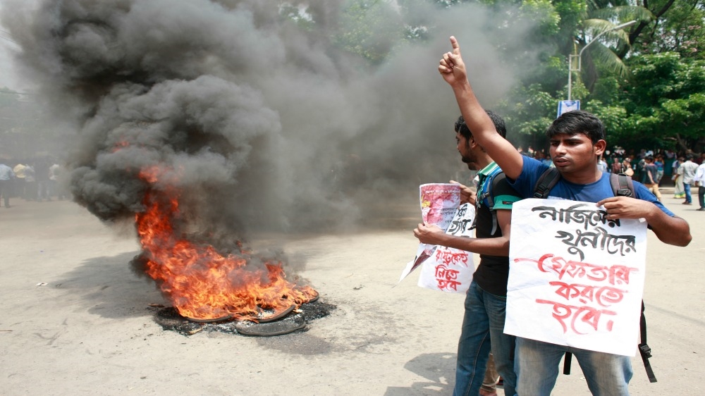 Students of Jagannath University shout slogans in a protest against the killing of Samad [Mahmud Hossain Opu/Al Jazeera]