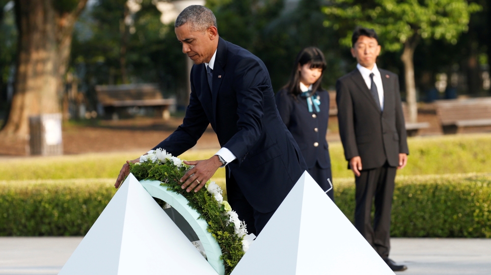 Obama lays a wreath at a cenotaph in Hiroshima Peace Memorial Park [Toru Hanai/Reuters]