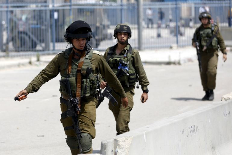 Israeli soldier prepare to occupy