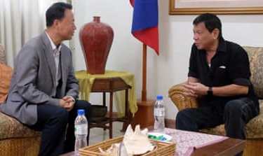 Filipino President-elect Rodrigo Duterte talking to Chinese envoy Zhang Jianhua during a meeting in Davao City.