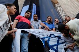 Activists burn a makeshift Israeli flag in protest against a possible visit by Israeli Prime Minister Benjamin Netanyahu to Egypt, in front of the Syndicate of Journalists in Cairo, Egypt [REUTERS]