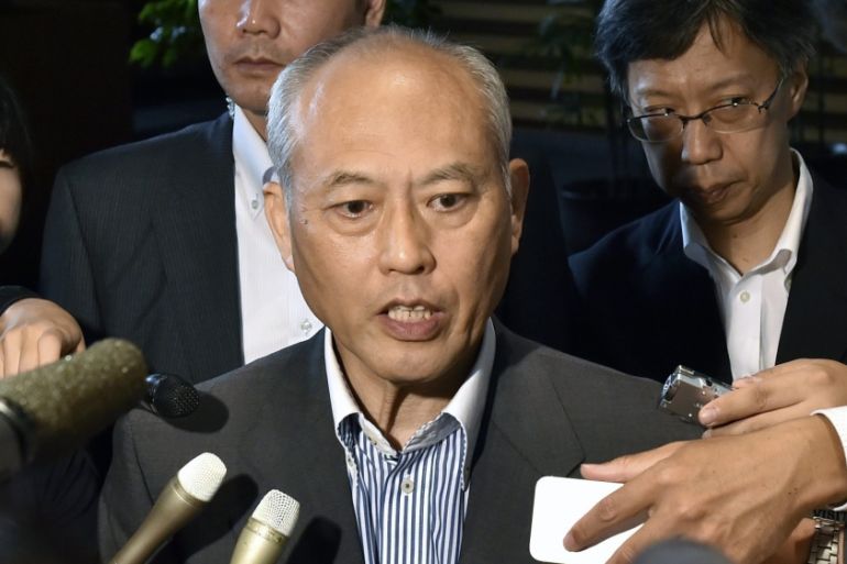 Tokyo governor Yoichi Masuzoe hands in his resignation