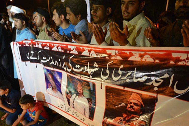 Pakistanis pray as they pay tribute to Sufi musician Amjad Sabri [AFP]