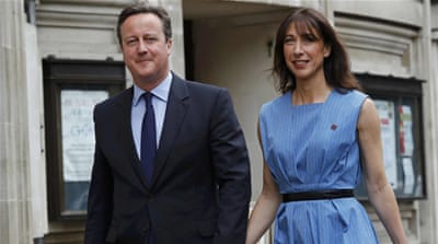 PM Cameron and his wife Samantha arrive to vote in the EU referendum [Stefan Wermuth/Reuters]
