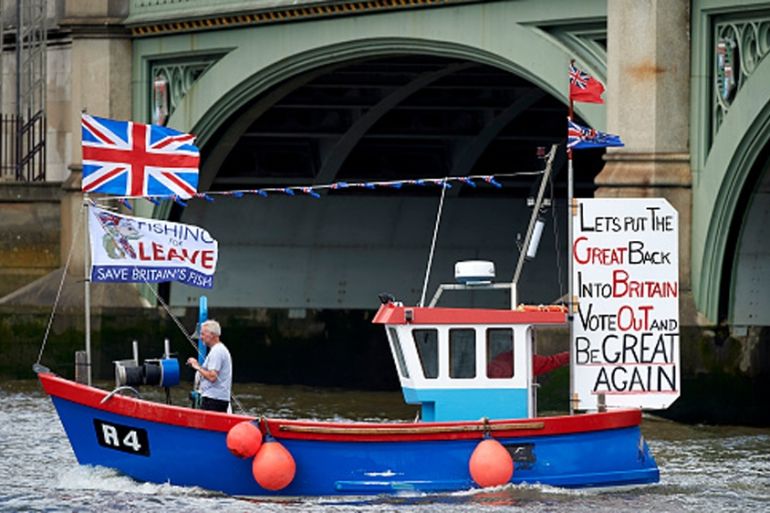 A boat campaigning for a ''leave'' vote in the EU referendum sails under Westminster Bridge toward the British Houses of Parliament [AFP]
