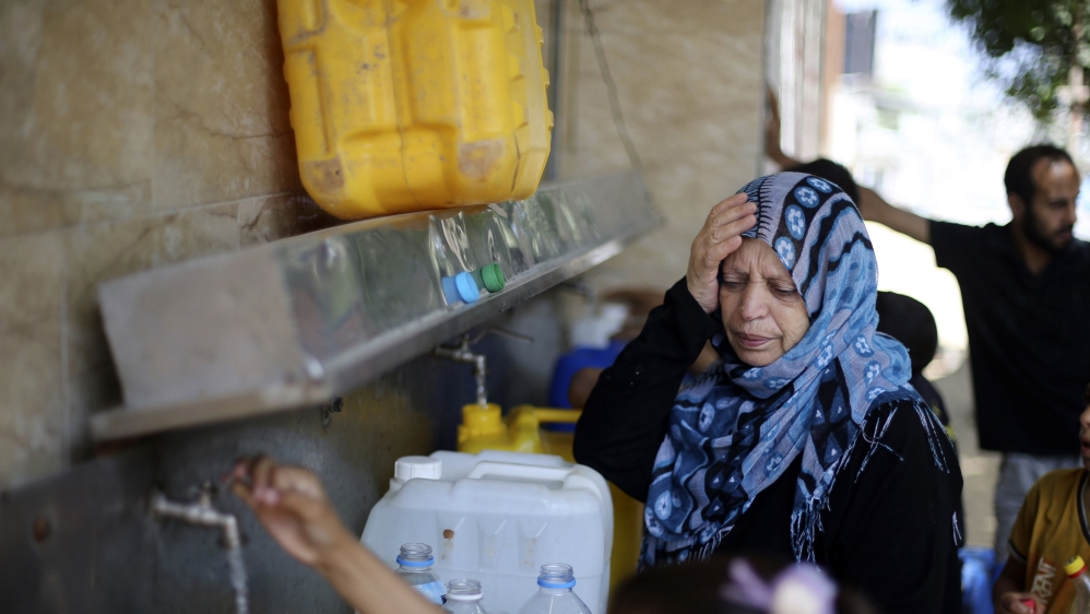 Palestinians fill bottles and containers with water from a public tap in Rafah in the southern Gaza Strip July 19, 2014 [File: Ibraheem Abu Mustafa/Reuters]