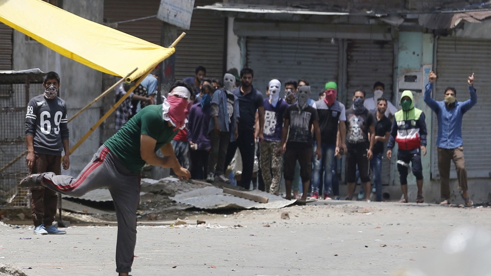 Kashmiri protesters throw stones at police during clashes in Srinagar, the summer capital of Indian-administered Kashmir [Waseem Andrabi/Hindustan Times via Getty Images]