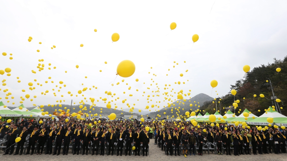 South Korean people release balloons to remember the Sewol ferry sinking victims at Jindo-port [Kim Dhul-Soo/Al Jazeera]