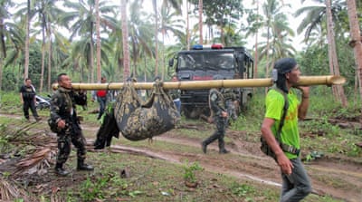 Filipino soldiers carry a recovered body in the town of Jolo, Sulu island in April 2016 [EPA]